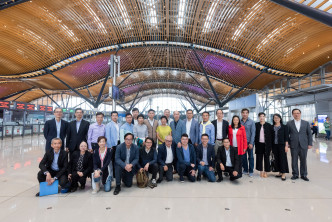 立法会议员与政府部门代表于香港口岸旅检大楼大堂合照。政府新闻处图片