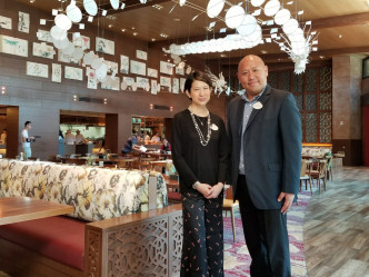 香港迪士尼乐园度假区餐饮品经理赵帼思（左）及总监黄庆龙（右）。