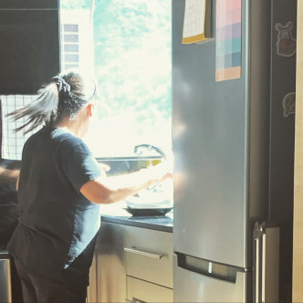 張敬軒上月聘請了新的工人姐姐，不時在網上抱怨家傭的「獨特」廚藝。