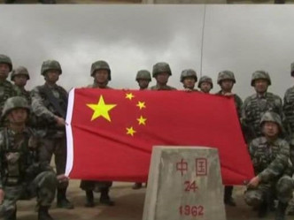 巡逻队伍还在界碑前展示五星红旗。