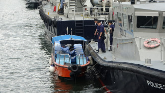 涉事的觀光快艇由水警拖回馬料水水警基地。