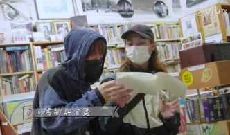 祖祖又喺节目中安排两人行书店，夹手夹脚推销MIRROR唱片上架。