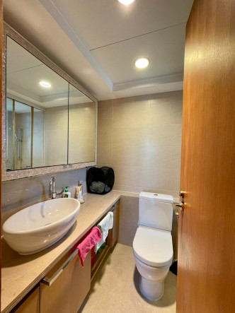浴室設長形洗手枱連櫃，方便擺放衞浴產品及潔具。