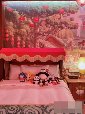 床上放有多个功夫熊猫公仔。网图