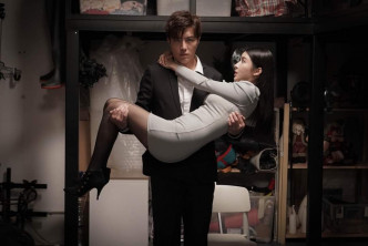 新歌《My World》MV中，有幕抱住陈欣妍英雄救美，点知被陈欣妍「投诉」他手震。