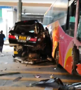 旅游巴猛烈推撞私家車。突發事故報料區影片截圖