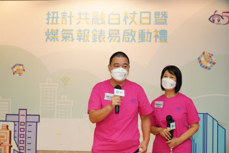 視障人士林錦萍及馮錦華分享使用煤氣公司智能報錶。香港盲人輔導會fb圖片
