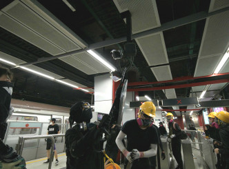 示威者破坏荃湾站设施。