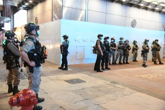 防暴警在旺角設立封鎖線，並截查多名在場人士。