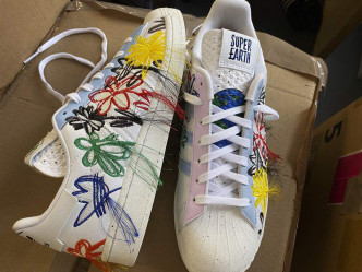 即將登場的adidas Originals x Sean Wotherspoon SuperEarth SUPERSTAR/$1,099/adidas,鞋身和內襯均以循環再造聚酯物料製造,外底採用天然橡膠及循環再造橡膠物料,形成獨特的彩色斑點紋理。