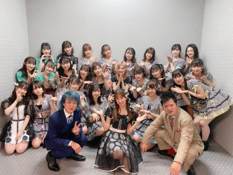 铃木亚美跟后辈AKB48大合照。