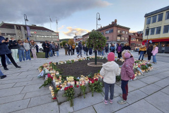 案發的小鎮孔斯貝格周四下半旗，有市民燃點蠟燭及奉上鮮花悼念事件中的死者。AP圖片
