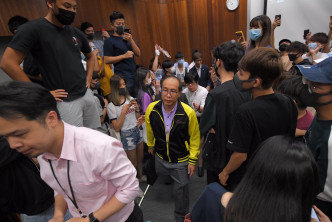 陈伟强昨日被学生包围指骂。资料图片