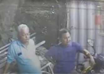 李義祥(右)在工程車墮坡後，被指一度要求阿好以「肉身擋車」。網圖