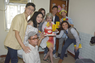 邵音音獲劇組送蛋糕慶祝70歲生日。