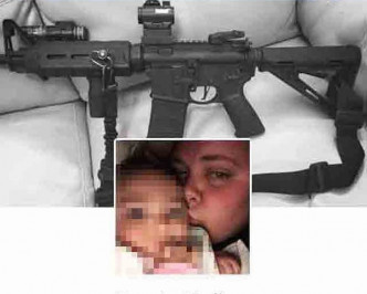 凯利在社交网站上载他与一支AR15半自动步枪合照，又疑犯暗指其妻「她是坏婊子。」网上图片
