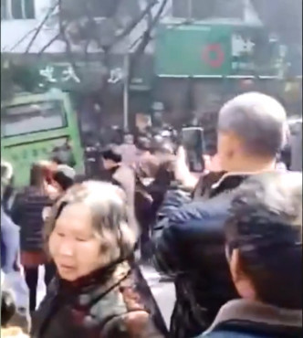 巴士失事后引来民众围观。影片截图