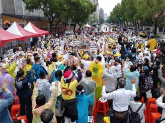 大批民眾在立法院外聚集。網圖