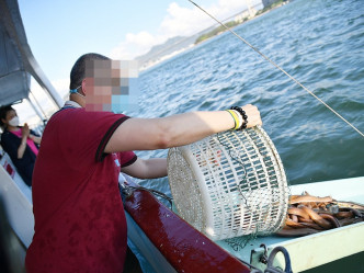 善信轮流将大量不同的种类的生物，包括鱼、蚬、鳗鱼，「放生」落海。 香港护生群FB图