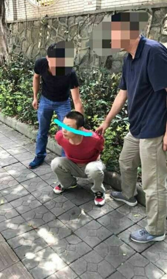 其中一名疑犯被捕。图：微博