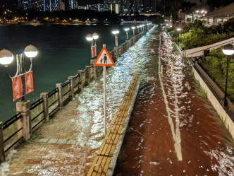城门河单车径被淹没。网民Poon Chi Ming图片