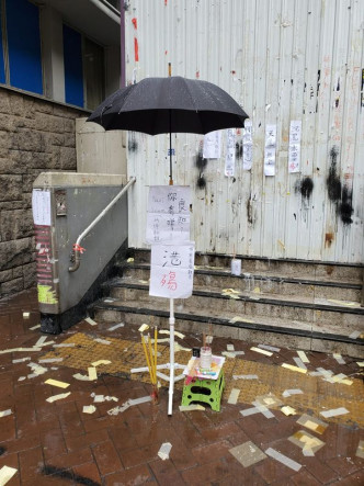 太子站旺角警署出口有人留下一把黑傘燃點香燭拜祭。梁國峰攝