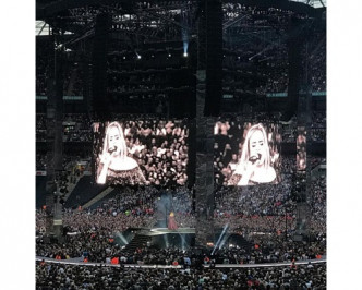 全場坐滿近10萬人確實墟冚，難怪Adele說：「誰會在溫布萊球場取消演出？！」
