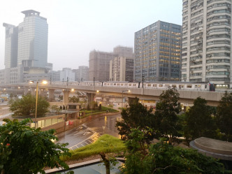 荃湾线一列车由葵芳开往荔景，慢速行驶。梁国峰摄