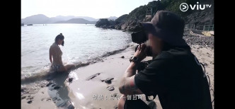 陳欣妍着住三點式在沙灘任攝影師影。