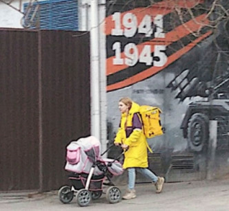 俄國19歲媽媽帶兩歲女送外賣。網上圖片