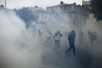 法国黄背心示威持续。AP图片