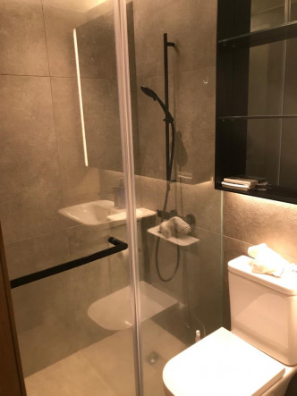 浴室基本洁具齐全，有淋浴设备。