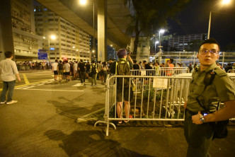 过百人荔枝角收押所声援被捕示威者