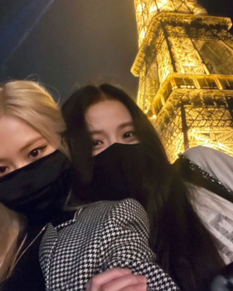 Jisoo又约队友Rosé到巴黎铁塔打卡。