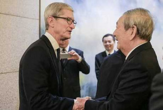 朱鎔基去年與蘋果公司首席執行官庫克見面。資料圖片