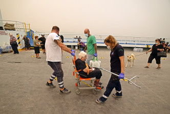 希腊山火蔓延，埃维亚岛2000多人撤离。AP图片