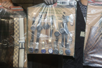 撿獲的455件懷疑冒牌貨品，當中包括：手袋、手表、皮帶、銀包等，總值約66萬元。尹敬堂攝