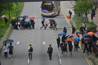 示威者推單車水馬堵塞寶邑路