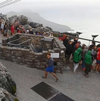 多达800名游客滞留山顶。