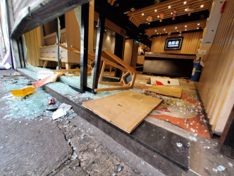 弥敦道524号吉野家行被破坏情况。