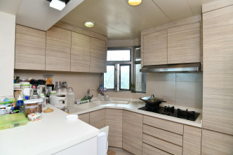 廚房以淺木色作主題，配備基本煮食用具。