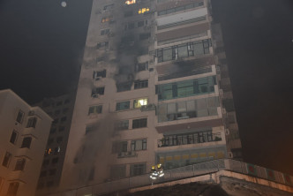 起火時濃煙冒出窗外，熏黑大廈外牆。