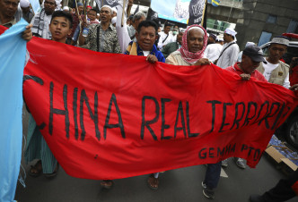 印尼有穆斯林中國大使館外抗議新疆人權問題。AP圖