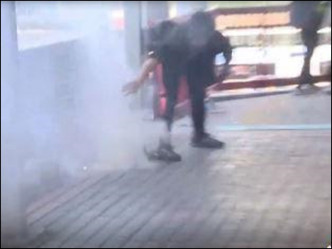 警方放催泪弹。有线新闻截图