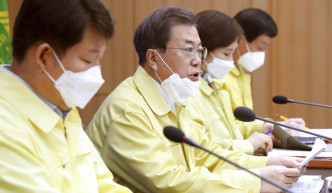 韩国总统文在寅就疫情多次召开会议。AP