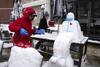 民众制作防疫人员的冰雕。美联社图片
