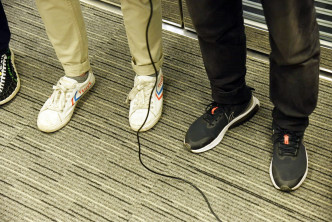李梓敬向記者主動展示其國產「飛躍」運動鞋。