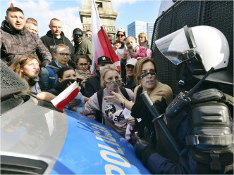 波兰有示威者不满当局收紧防疫措施。AP图片