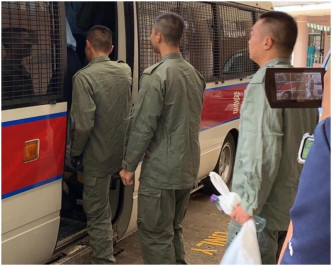 13名警員送律敦治醫院檢查後離開。記者李志榮攝