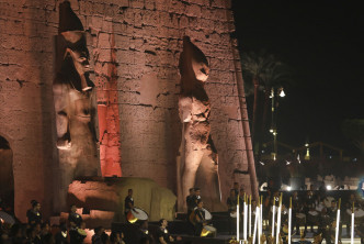 黑夜之中的古埃及像更显神秘。美联社图片